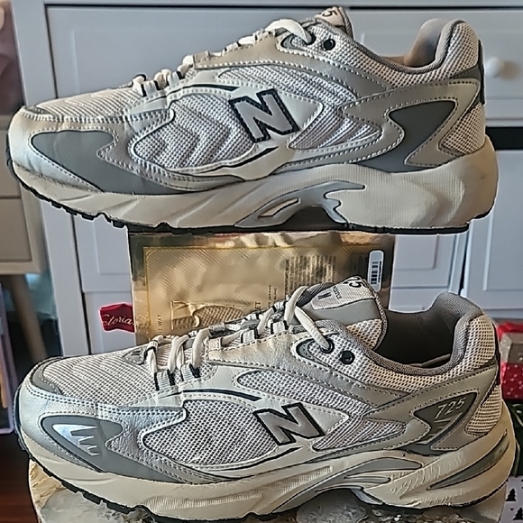 New Balance Men's Sneakers in Gray and Cream - Picture 3 of 9